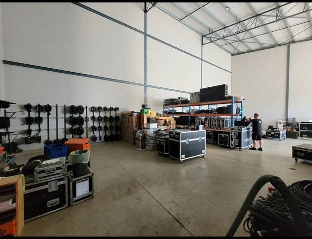 494M² WAREHOUSE TO LET IN STIKLAND INDUSTRIAL